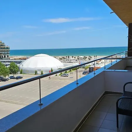 Ella Summerland Mamaia
