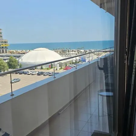 Ella Summerland Mamaia