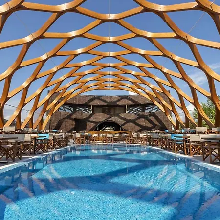 Ella Summerland Mamaia